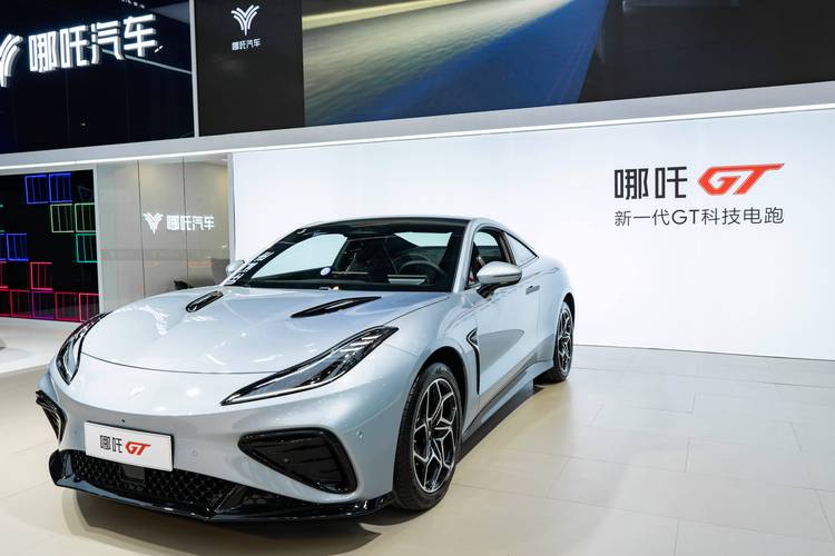 惠州218哪吒汽车在智能汽车领域的表现，领途汽车在新能源汽车市场中的影响力